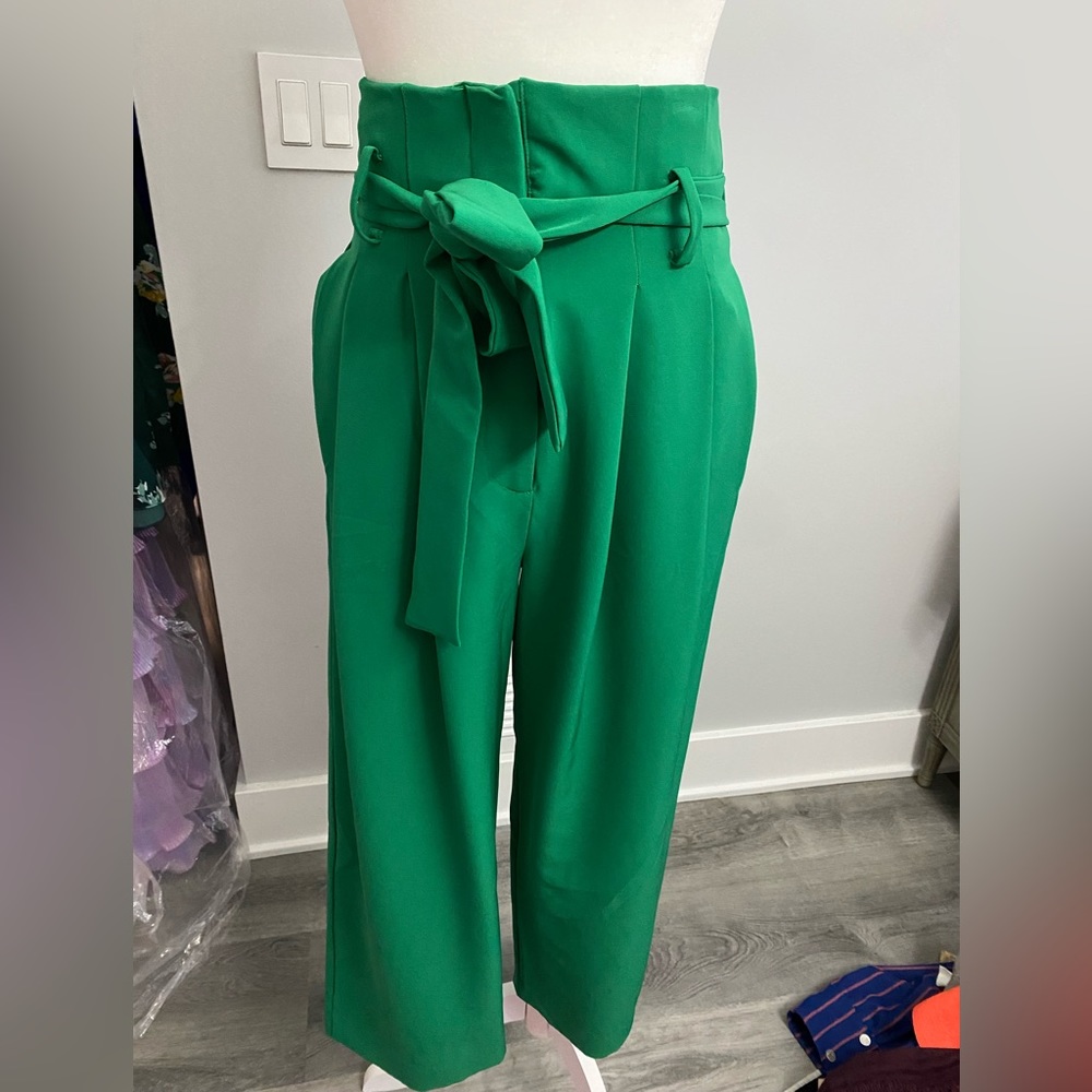 Adorable Kelly green culottes with button and zipper closet with tie
